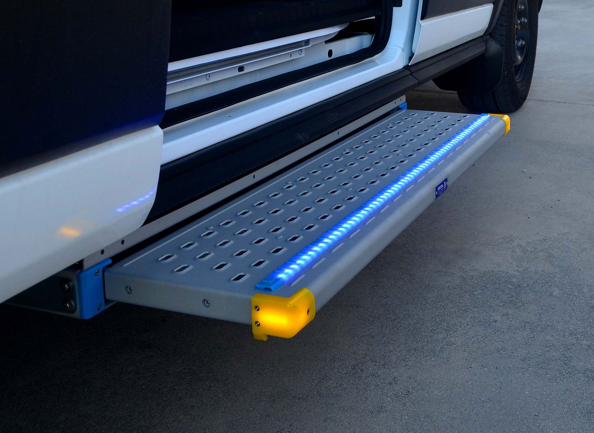 Automatic electric step